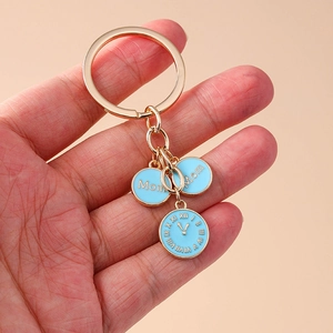 Porte-clés Mom doré avec breloques en émail bleu ciel pour sacs et accessoires