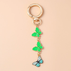 Détail d'un porte-clés papillon créatif avec ailes colorées et fermoir doré brillant