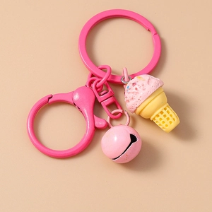 Detailansicht eines rosa Eiscreme-Schlüsselanhängers mit Glocke und Waffelhörnchen