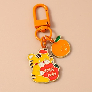 Détail du porte-clés tigre mignon avec breloques orange émaillées et fermoir anneau en D