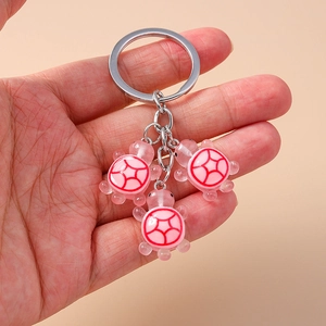 Porte-clés tortue rose mignon avec trois pendentifs en résine sur chaîne argentée