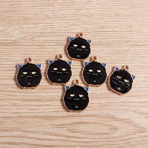 Détail du lot de 6 breloques monstre noir avec cornes bleues pour la création de bijoux