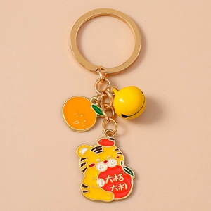 Gros plan sur le porte-clés tigre doré avec pendentif orange et petite clochette