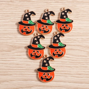 Détail de pendentifs citrouille d'Halloween avec chapeaux sur fond de bois clair