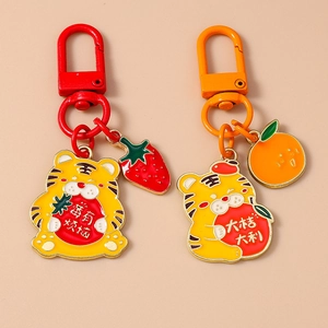 Porte-clés tigre de dessin animé avec motifs fraise et orange en émail coloré