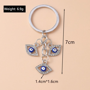 Detailansicht von Evil Eye Schlüsselanhängern mit blauem Harz und weißen Steinen