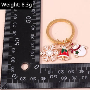 Detailed view of an 8.3g Christmas keychain featuring snowflake, bell, and snowman charms