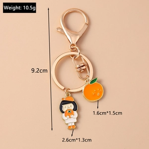 Vue détaillée du porte-clés fille orange de 10,5g montrant les dimensions et le métal doré