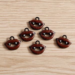 Détail de pendentifs lèvres de vampire pailletées avec crocs pour bijoux DIY Halloween
