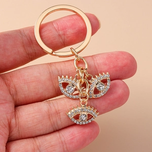 Evil Eye Schlüsselanhänger mit funkelnden Kristallen und goldenen Metallringen