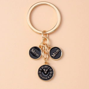 Détail du pendentif rond Mom et du porte-clés horloge romaine en alliage doré