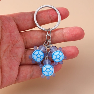 Gros plan de pendentifs tortue en résine avec dégradé bleu-violet et motifs de carapace
