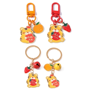 Porte-clés tigre mignon avec breloques fraise orange et clochette pour décoration de sac