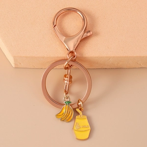 Détail du porte-clés or rose avec breloques en émail banane et lait à la banane et fermoir