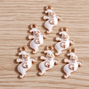 Vue détaillée de breloques fantômes en émail blanc avec bords dorés pour bijoux Halloween