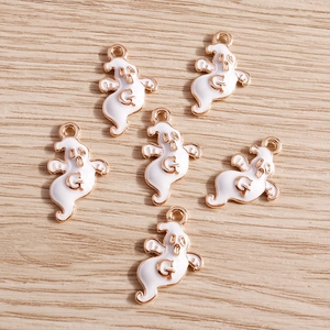 Vue détaillée de six breloques fantômes en émail blanc et bordure dorée pour bijoux DIY