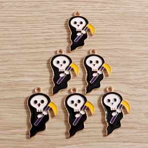 Détail de 6 pendentifs Halloween faucheuse en alliage avec faux jaune sur fond de bois