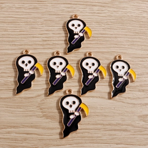 Détail des breloques faucheuse en émail avec faux violette pour création de bijoux DIY