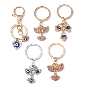 Hamsa Hand und Evil Eye Schlüsselanhänger mit Kristallen und Emaille in Gold und Silber