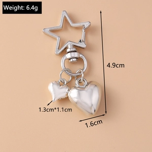 Detail showing dimensions of star hook and heart pendants on silver metal keychain
