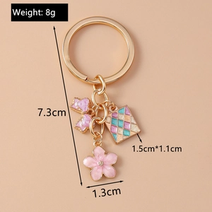Dettaglio del portachiavi con fiore rosa e fiocco con dimensioni e peso inclusi