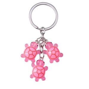 Porte-clés tortue en résine rose mignon avec trois pendentifs translucides sur anneau argenté