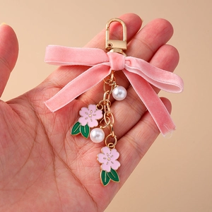 Portachiavi con fiocco in velluto rosa con ciondoli a ciliegio e perle per zaini