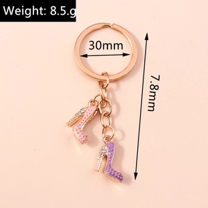 Détail des breloques talons hauts rose et violet avec strass et anneau doré de 30 mm