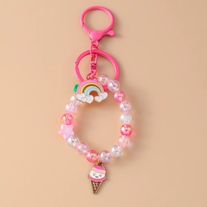 Detail van roze kralen sleutelhanger met regenboog- en ijsje-hangers in roze