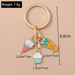 Détails des breloques de dessert incluant crème glacée et cupcake sur un porte-clés doré