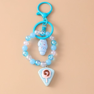 Detail van blauwe kralen sleutelhanger met regenboog ijsje en dessert bedeltjes