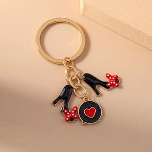 Porte-clés à talons hauts dorés avec nœuds à pois rouges et charm en forme de cœur