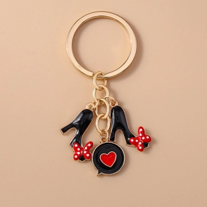 Porte-clés doré créatif avec pendentifs escarpins noirs et un charme de cœur