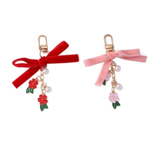 Elegante portachiavi con fiocco di velluto, perle e ciondolo a fiore di ciliegio