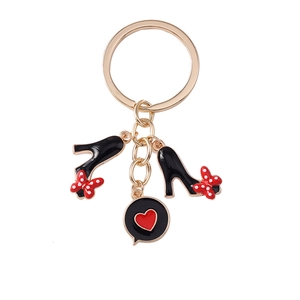 Porte-clés à talons hauts avec nœuds à pois rouges et breloque cœur sur anneau doré