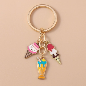 Porte-clés en alliage doré avec pendentifs crème glacée et esquimau sur fond beige