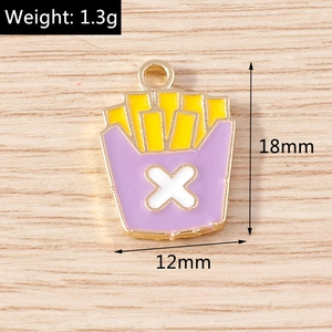 Vue détaillée du pendentif frites dimensions 18mm x 12mm pour accessoires bijoux DIY