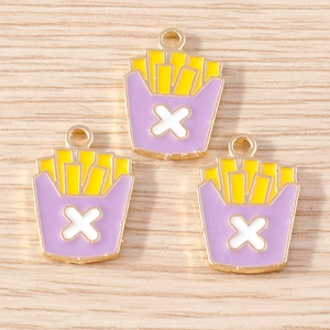 Macro de trois pendentifs frites en émail violet avec anneaux pour création de bijoux DIY