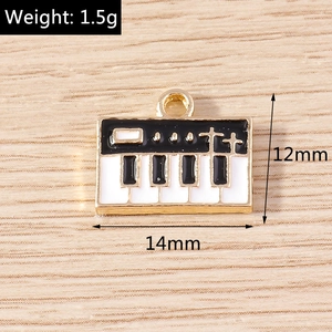 Makro-Detail des Retro-Klaviertastatur-Emails-Anhängers mit 12x14mm Abmessungen