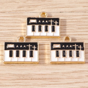 Detailaufnahme von Retro-Emaille-Klavieranhängern für DIY-Schmuck auf Holzoberfläche
