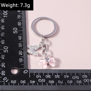 Detailansicht eleganter Schmetterlings-Schlüsselanhänger mit Kristallen und 7,3 g Gewicht