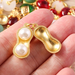 Goldener Erdnuss Anhänger mit zum Öffnen Design und weißen Perlen für DIY Schmuck