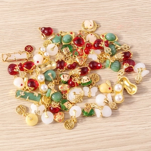 Bastelanhänger Set mit chinesischen Motiven wie Erdnüssen, Glücksbeuteln und Münzen