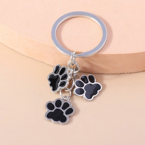 Porte-clés créatif en métal argenté avec trois mignons pendentifs empreintes de pattes