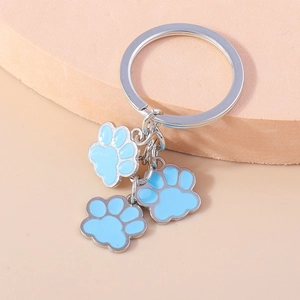 Porte-clés créatif en métal avec trois pendentifs pattes de chat en émail bleu ciel