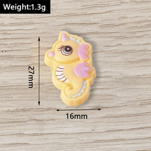 Niedlicher gelber Seepferdchen Harzanhänger mit rosa Glitzerdetails und Maßen 27mm x 16mm