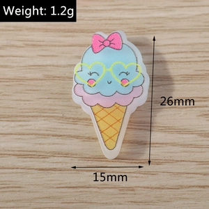 Vue détaillée d'un pendentif glace en résine bleue de 26mm avec lunettes en forme de cœur