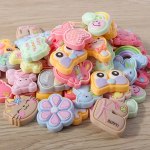 Makroaufnahme verschiedener bunter Harz-Tier- und Regenbogen-Charms für DIY-Bastelarbeiten