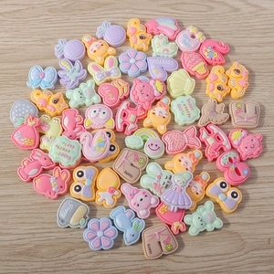 Makroaufnahme bunter Harz-Tieranhänger und Regenbogen-Accessoires für DIY-Schmuck