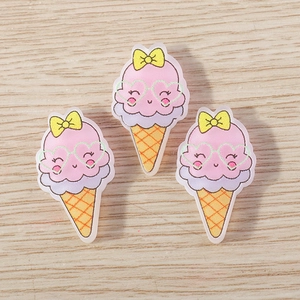 Trois mignons pendentifs glace en résine avec boules roses et nœuds jaunes sur bois